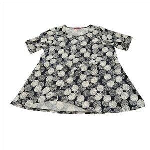 Cyrus Women's Black & White Circle Design Asymetrical Hem Blouse, 2X